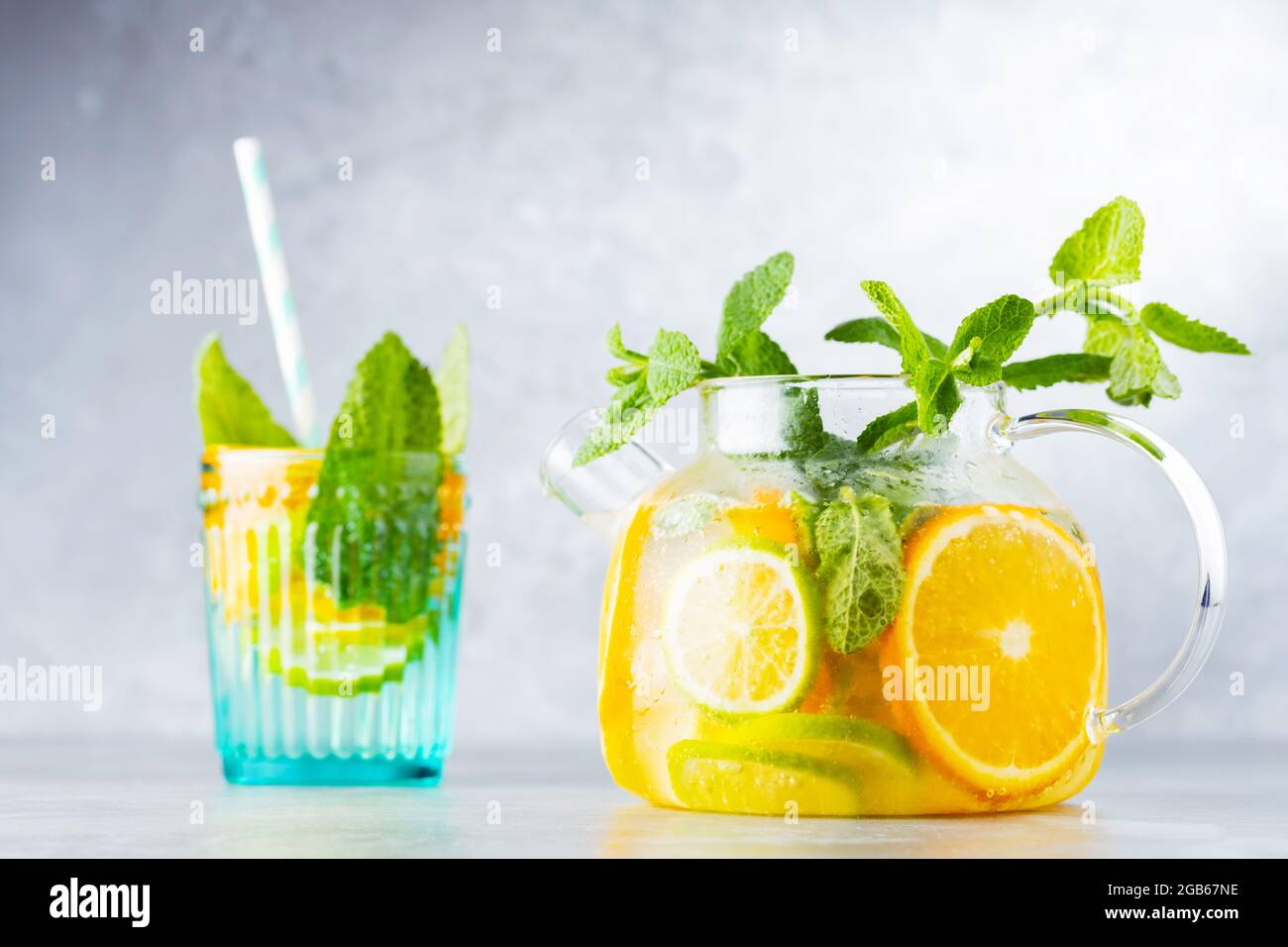 Limonade entgiften Trinken Sie Wasser, Zitrone, Orange und Minze in einer  transparenten Teekanone. Eistee-Cocktail mit Limettenminze. Sommergetränk.  Speicherplatz kopieren Stockfotografie - Alamy