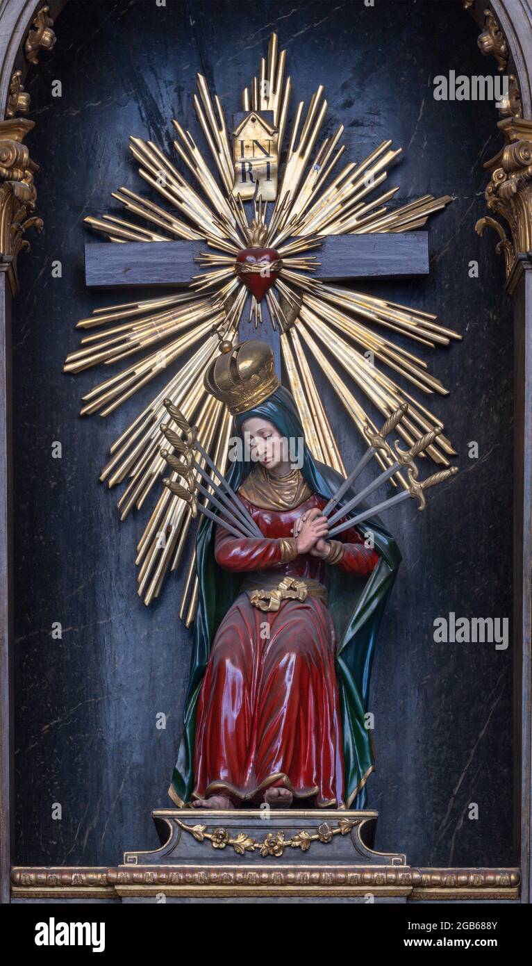 WIEN, AUSTIRA - 17. JUNI 2021: Die Jungfrau Maria von sieben Kummer geschnitzte Statue in der Barockkirche Alserkirche. Stockfoto
