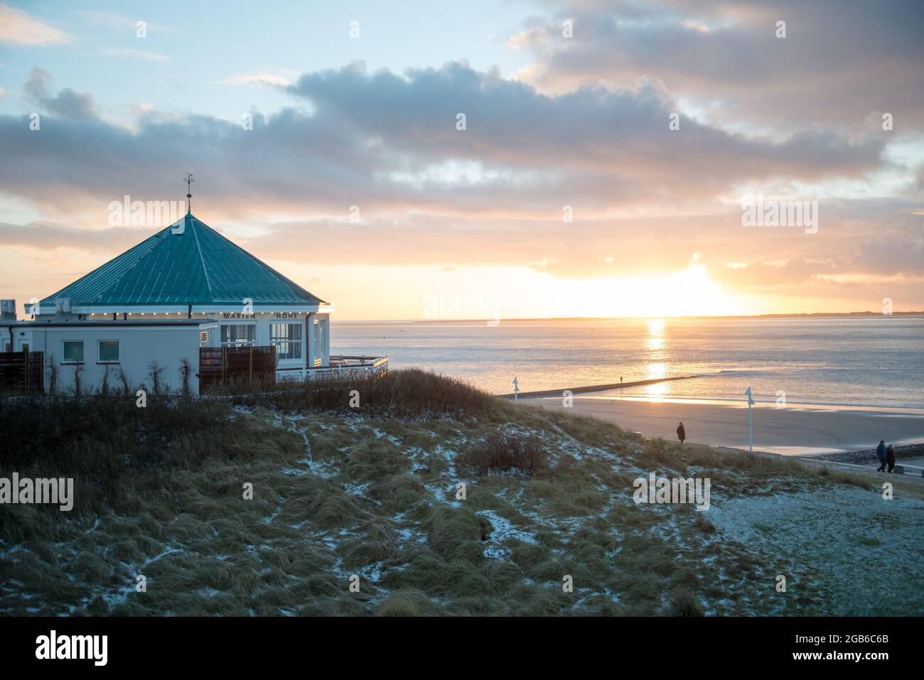 Geographie / Reisen, Deutschland, Niedersachsen, Norderney Isle, Sonnenuntergang im Strandcafé Marienhoehe, ZUSÄTZLICHE-RIGHTS-CLEARANCE-INFO-NOT-AVAILABLE Stockfoto