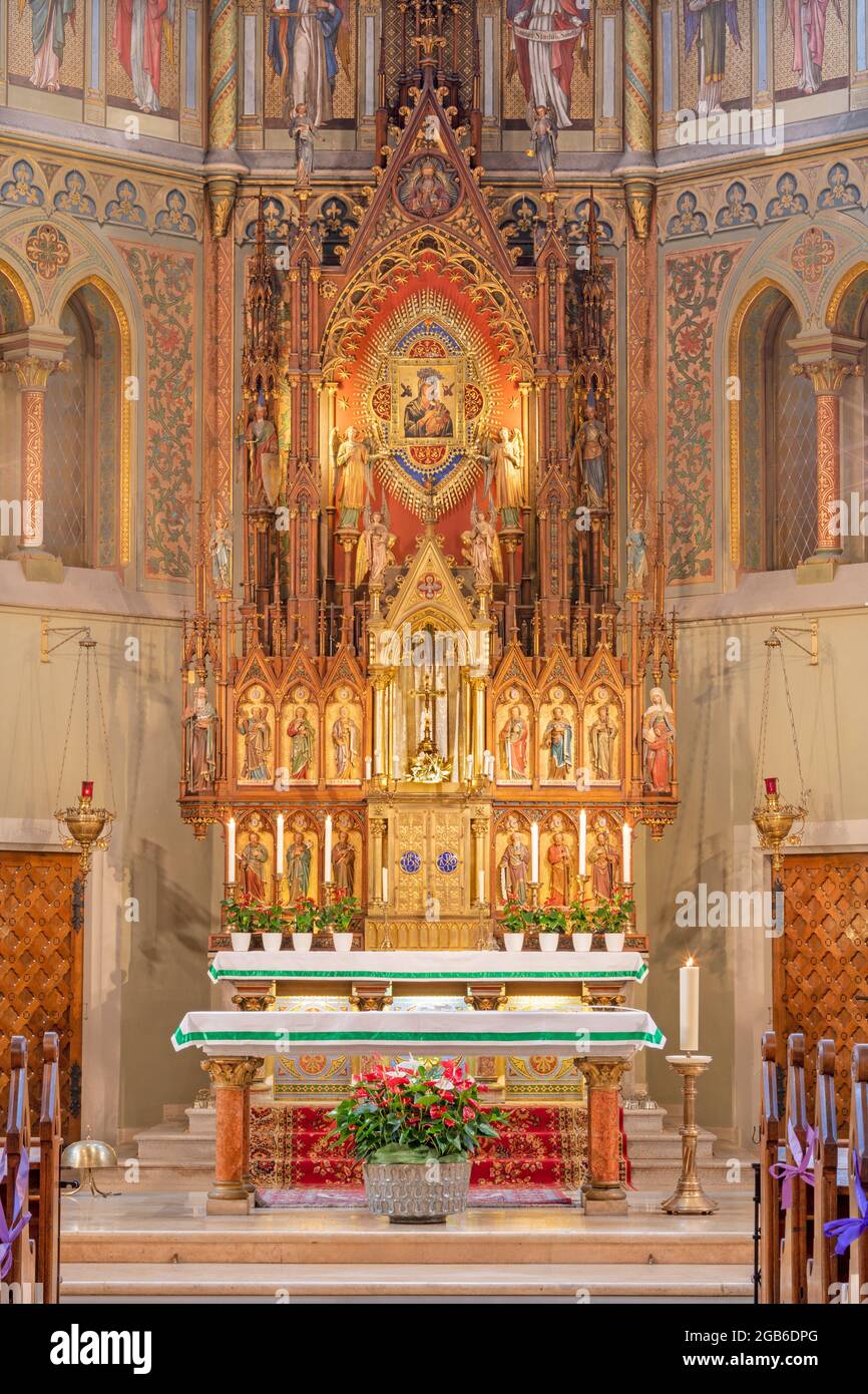 WIEN, AUSTIRA - 24. JUNI 2021: Presbyterium und Madonna auf dem Altar in der Marienkirche von Maximilian Schmalzl aus dem 19. Jh. Stockfoto