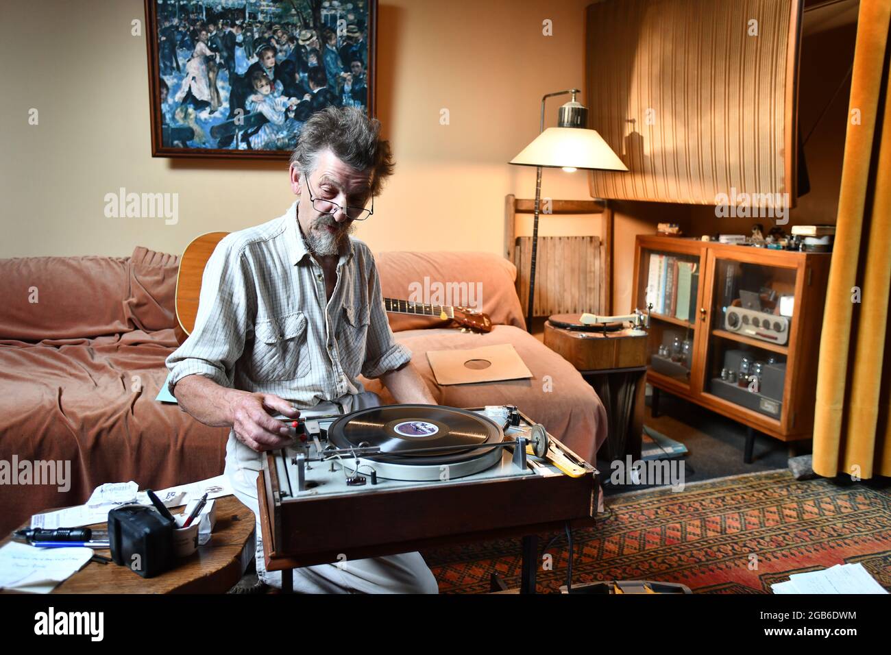 Mann spielt Vinyl-Platten auf alten Plattenspieler in einer klassischen Retro-Szene Großbritannien, Großbritannien. Musik-Plattenspieler Aufnahme Hi-Fi. Bild DAVID BAGNALL Stockfoto