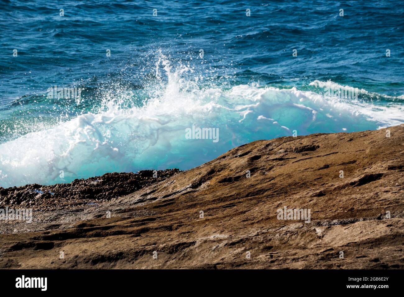 Meereswellen an der Küste von Los Abrigos, Teneriffa, Kanarische Inseln, Spanien Stockfoto