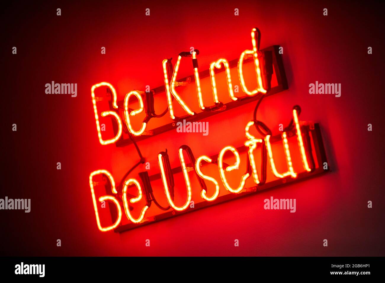 Seien Sie freundlich, seien Sie nützlich Neon-Schild in Leeds Stockfoto