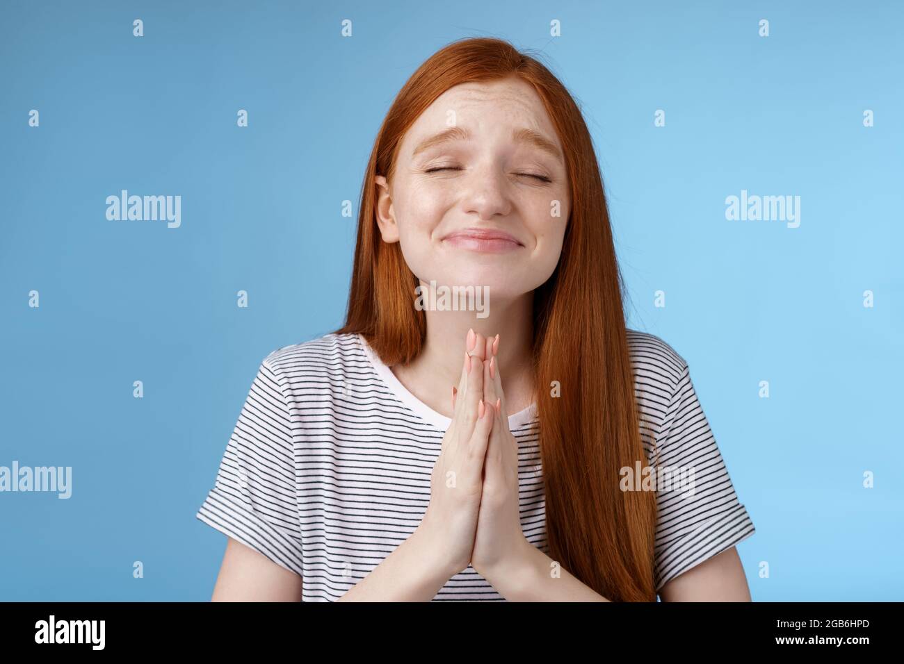 Mädchen machen Wunsch unten Herz bereit Traum kommen wahr Presse Handflächen zusammen beten flehend nahe Augen lächelnd aufrichtigen Glauben Wunsch Erfüllen Stockfoto