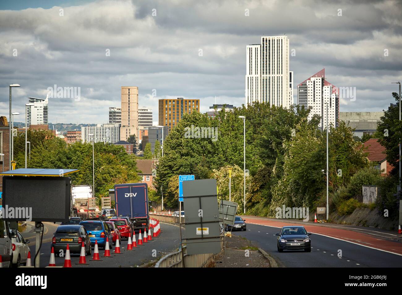 Skyline von Leeds von der A64 York Road Stockfoto