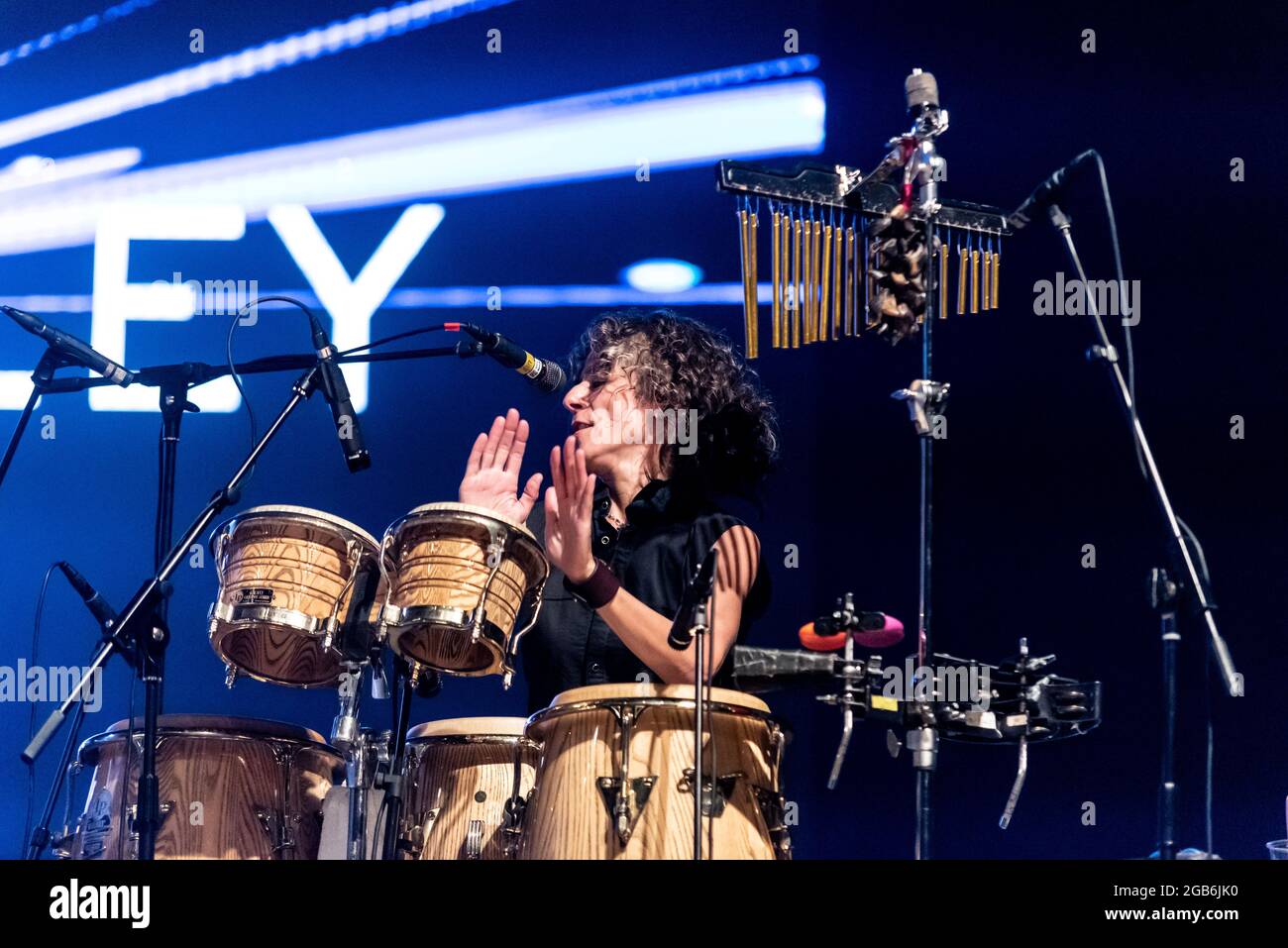 Percussionistin Lily Gonzalez spielt Schlagzeug mit Tony Hadleys Band The Fabulous TH Band beim Fantasia Musikfestival in Maldon, Essex, Großbritannien Stockfoto