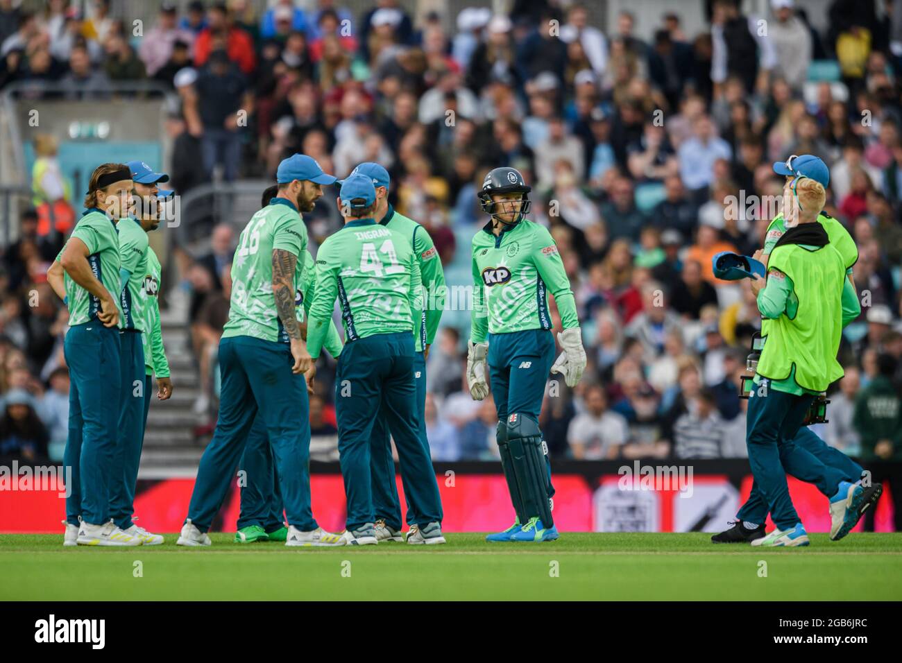 LONDON, GROSSBRITANNIEN. August 2021. Sam Billings von Oval Invincibles (Capt.) feiert mit Teamkollegen, nachdem er das Wicket von Glenn Phillps of Welsh Fire während der Hundert zwischen Oval Invincinbles und Welsh Fire auf dem Oval Cricket Ground am Montag, den 02. August 2021 in LONDON ENGLAND genommen hat. Kredit: Taka G Wu/Alamy Live Nachrichten Stockfoto