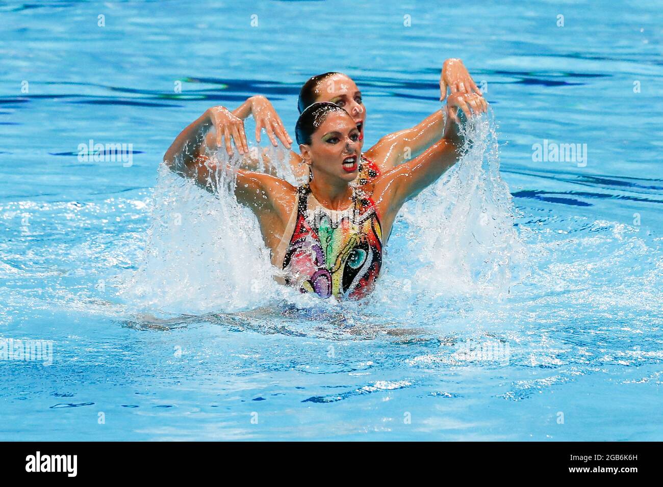 Tokio, Japan. August 2021. LINDA CERRUTI und COSTANZA FERRO aus Italien treten während der Olympischen Spiele 2020 in Tokio im Tokyo Aquatics Center in der Vorbereitungs-Routine für das künstlerische Schwimmen mit Duett frei gegeneinander an. (Bild: © Rodrigo Reyes Marin/ZUMA Press Wire) Stockfoto