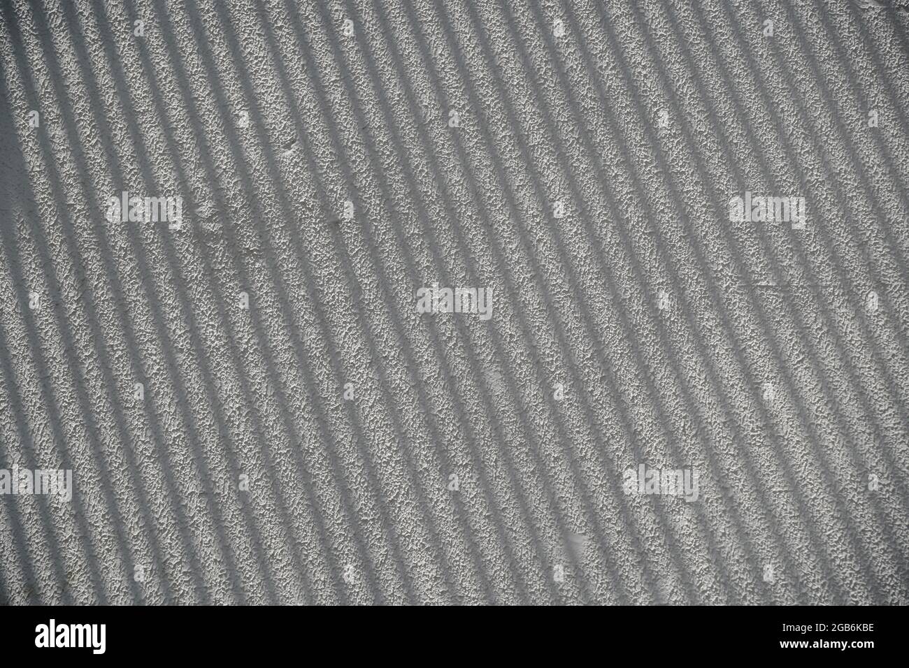Hintergrund der Schattenüberlagerung. Schattenlinien an der grauen Betonlichtwand. Hochwertige Fotos Stockfoto