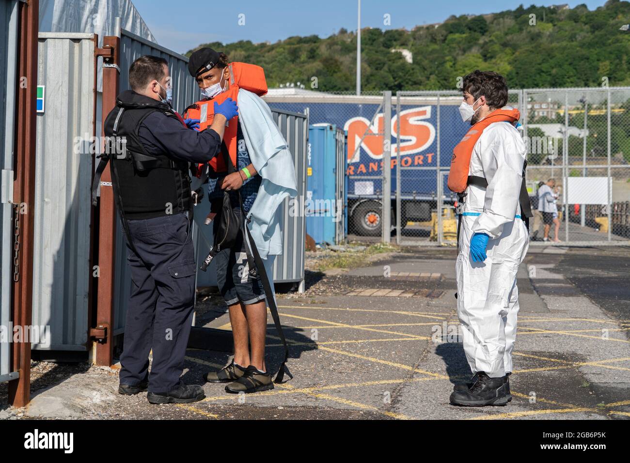 Migrant wird in Dover, Kent, Großbritannien, an Land gebracht. 02.08.21 Stockfoto