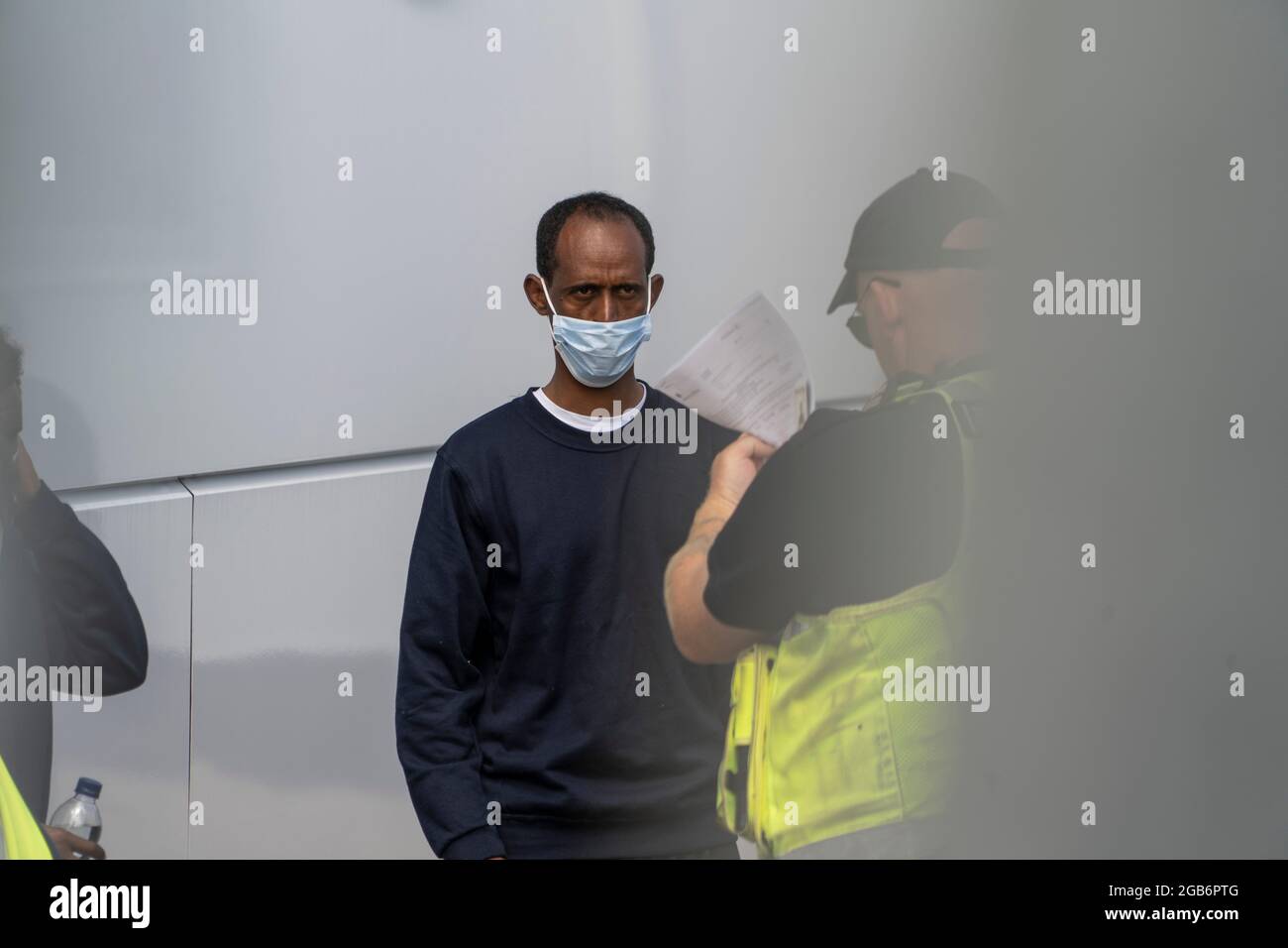 Migrant lässt Dokumente in Dover, Kent, Großbritannien, überprüfen. 02.08.21 Stockfoto