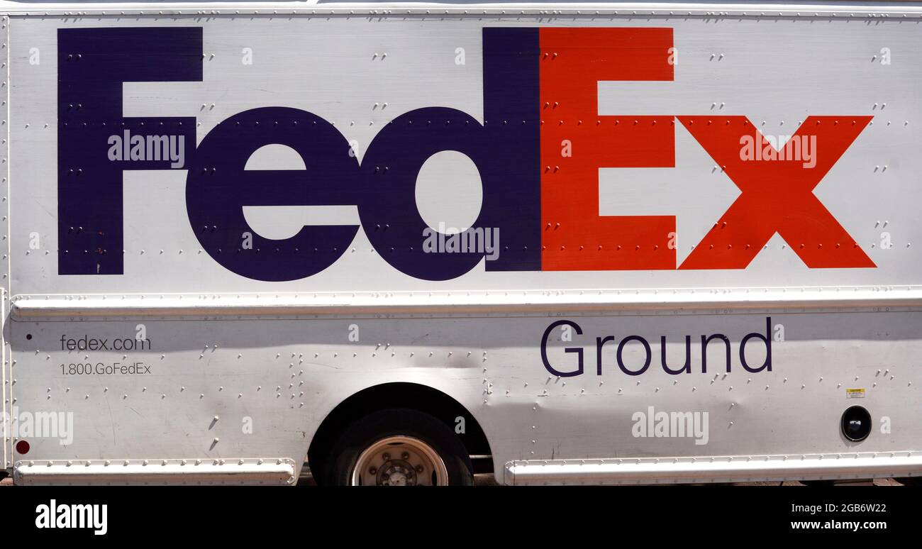 Ein Fed Ex (Federal Express)-Lieferwagen. Stockfoto