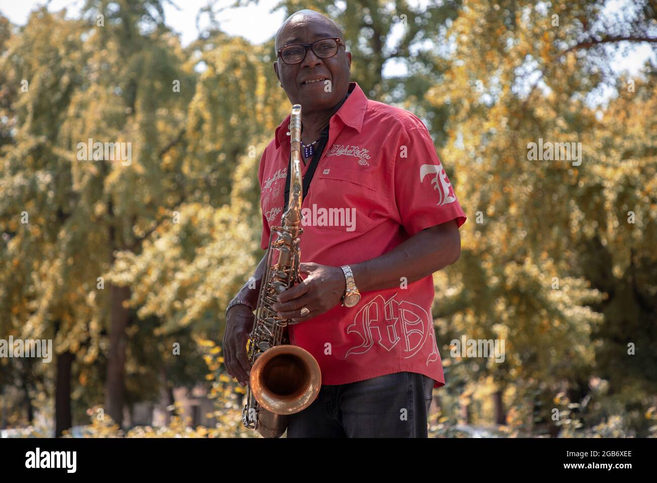 Belgrad, Serbien, 22. Jul 2021: Portrait eines Jazzmusikers, der mit einem Saxophon posiert Stockfoto