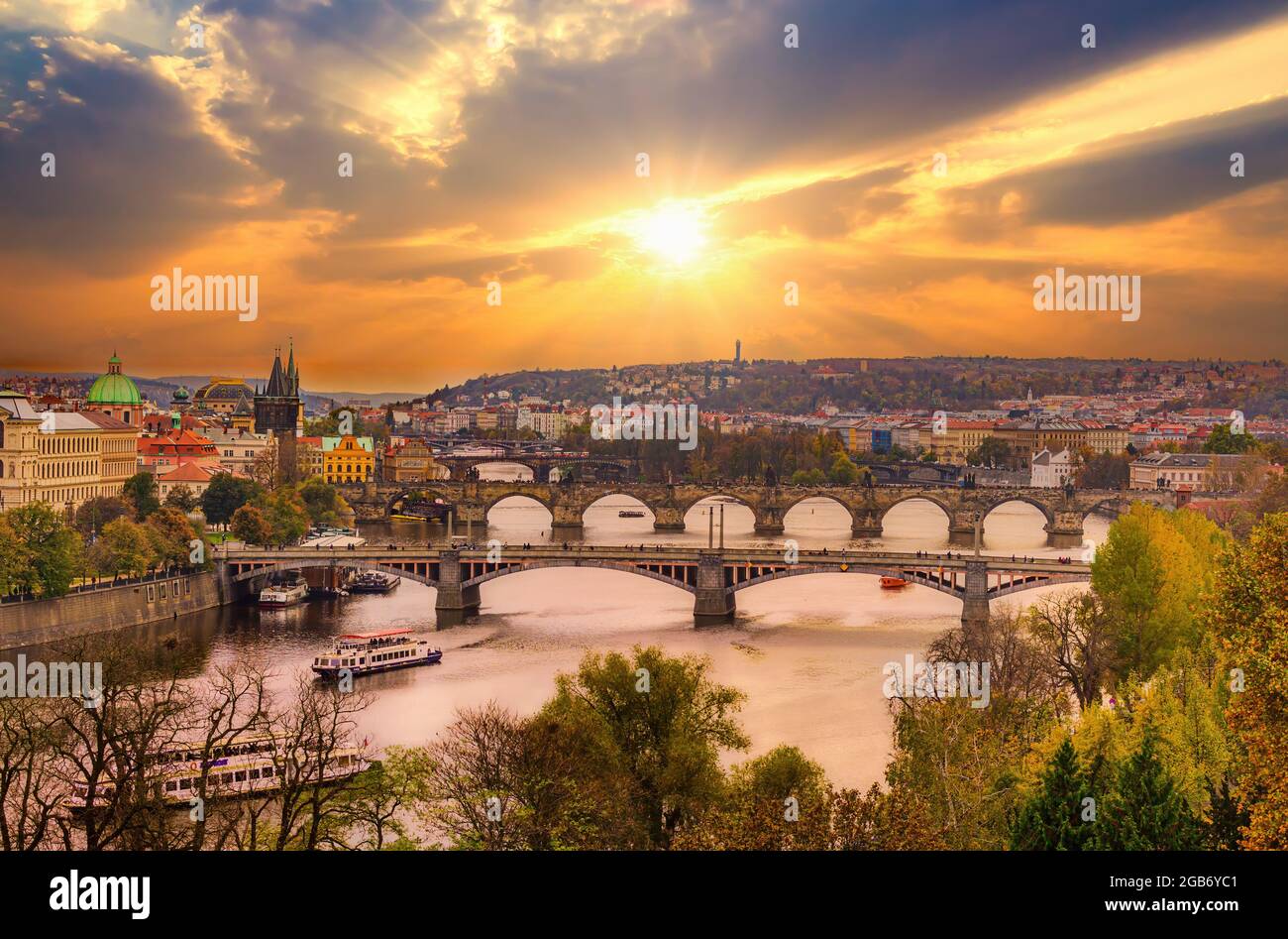 Panoramablick auf die Vltva-Brücke und Sonnenuntergang in Prag, Tschechien Stockfoto