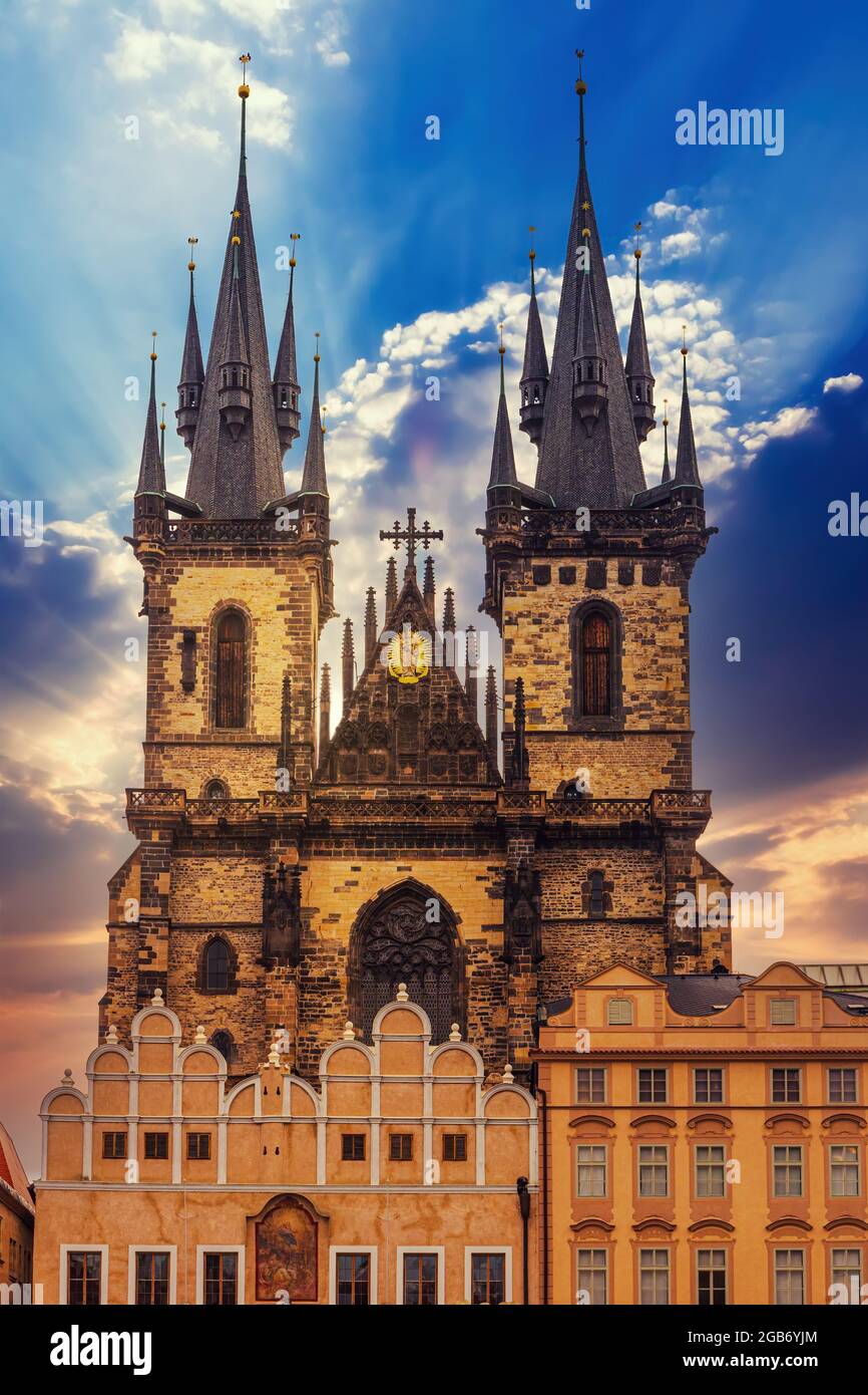 Prag. Tyn Kathedrale der Jungfrau Maria bei Sonnenuntergang Stockfoto