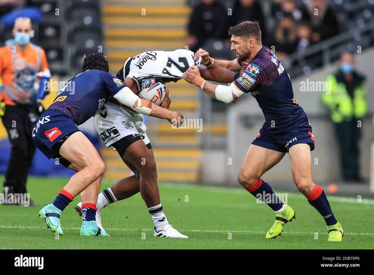 Hull, Großbritannien. August 2021. Miteli Vulikijapani (27) von Hull FC wird am 8/2/2021 von Jonny Lomax (6) von St. Helens und Tommy Makinson (2) von St. Helens in Hull, Großbritannien, angegangen. (Foto von Mark Cosgrove/News Images/Sipa USA) Quelle: SIPA USA/Alamy Live News Stockfoto