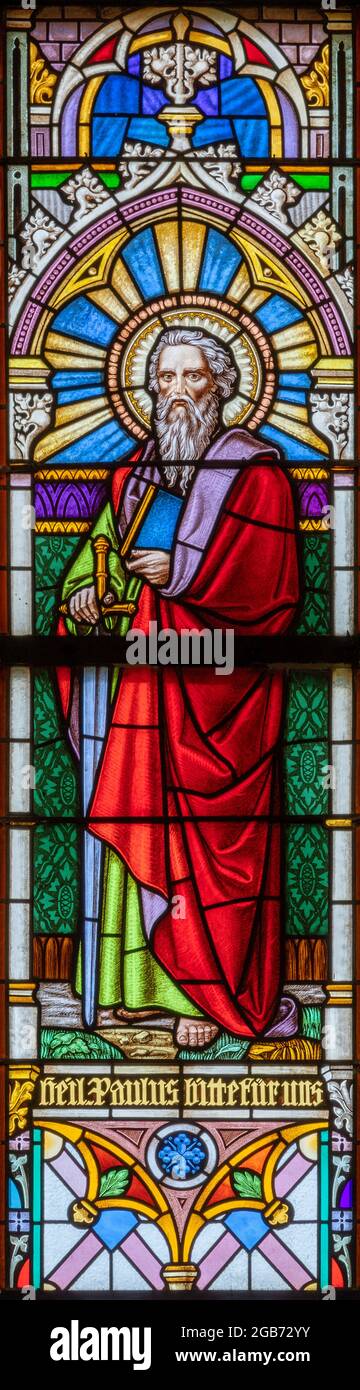 WIEN, AUSTIRA - 24. JUNI 2021: Der Apostel Paulus auf der Glasmalerei der Kirche St. Severin. Stockfoto