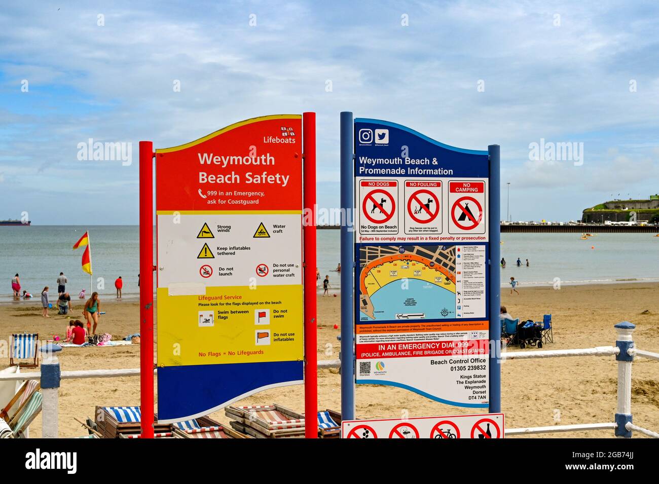 Weymouth, England - Juli 2021: Touristeninformationsschilder warnen vor Regeln, die am Strand gelten. Stockfoto