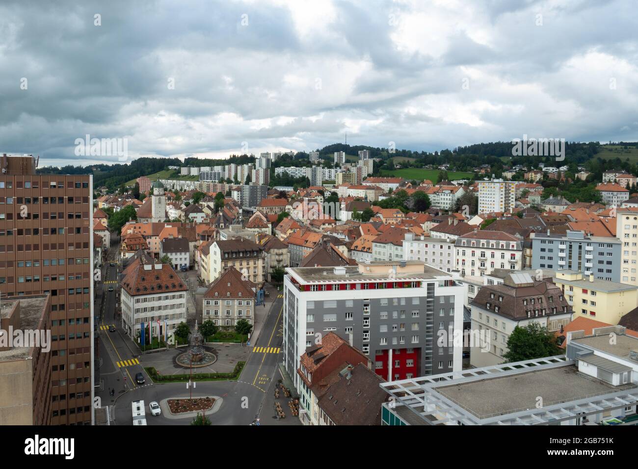 La-Chaux-de-Fonds, Schweiz - 7. Juli 2021: Gemischte Architektur im innerstädtischen Zentrum. Stockfoto