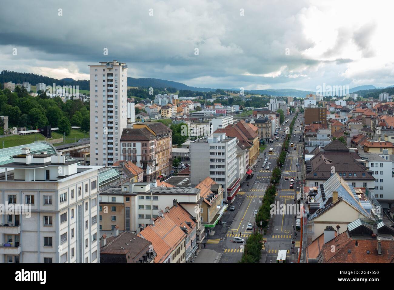 La-Chaux-de-Fonds, Schweiz - 7. Juli 2021: Hauptverkehrsstraße durch das Stadtzentrum Stockfoto