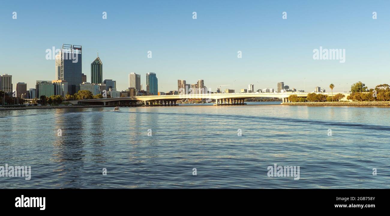 Perth City Skyline vom Swan River, Perth, Australien, WA Stockfoto