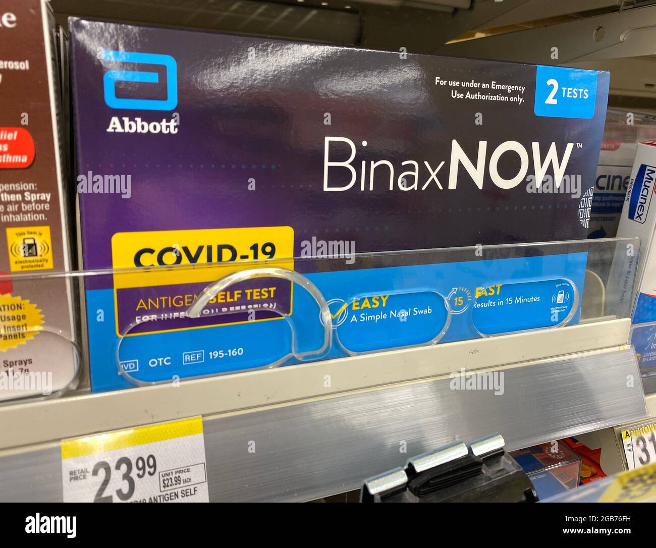 BinaxNOW rezeptfreie selbst verabreichte Antigentests für COVID-19, die in Apotheken in den USA verkauft werden. Stockfoto