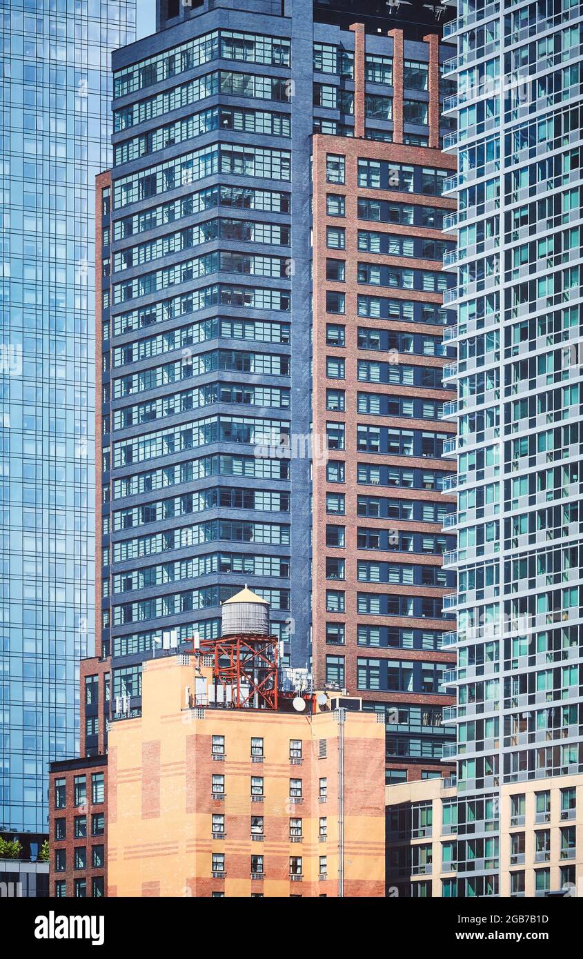 Alter hölzerner Wasserturm, umgeben von Wolkenkratzern in New York City, USA. Stockfoto