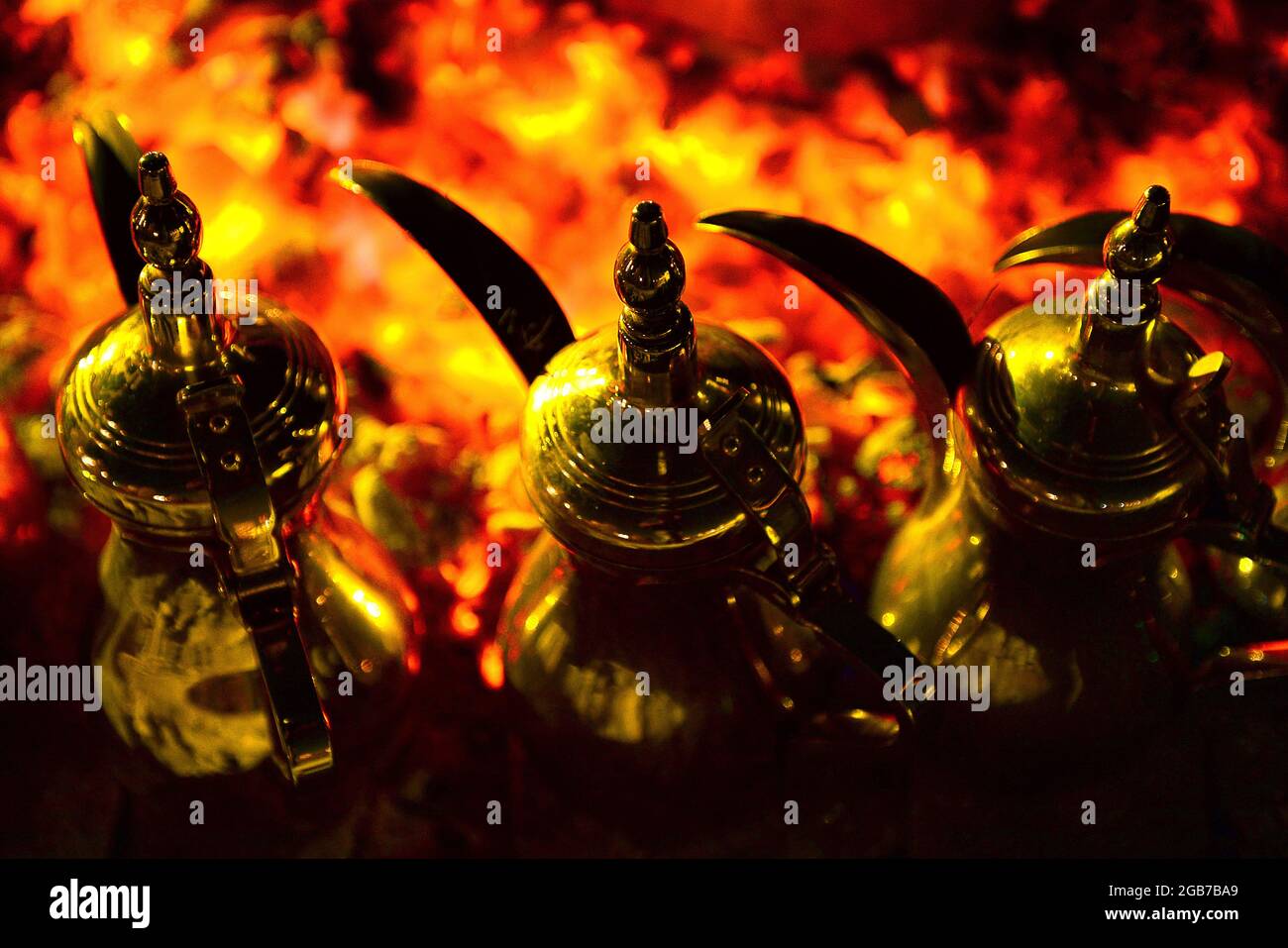 Ein dallah ist eine traditionelle arabische Kaffeeanne, die seit Jahrhunderten zum Brühen und Servieren von Qahwa (Gahwa), einem arabischen Kaffee - KATAR, verwendet wird Stockfoto