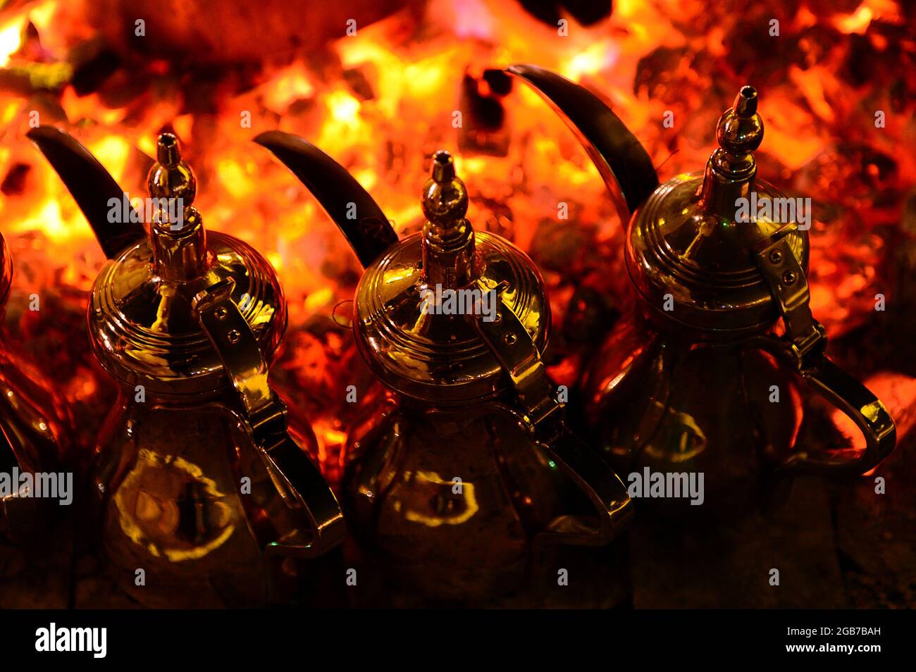 Ein dallah ist eine traditionelle arabische Kaffeeanne, die seit Jahrhunderten zum Brühen und Servieren von Qahwa (Gahwa), einem arabischen Kaffee - KATAR, verwendet wird Stockfoto