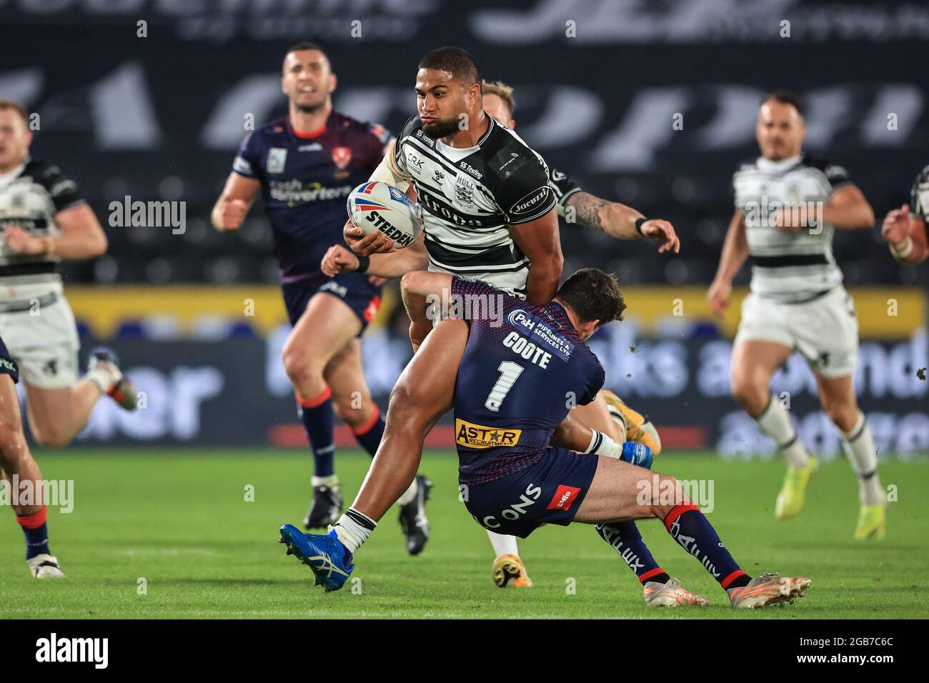 Hull, Großbritannien. August 2021. Chris Satae (10) von Hull FC wird am 8/2/2021 von Lachlan Coote (1) von St Helens in Hull, Großbritannien, angegangen. (Foto von Mark Cosgrove/News Images/Sipa USA) Quelle: SIPA USA/Alamy Live News Stockfoto