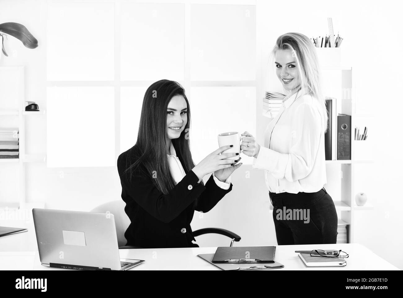 Denken über neue Lösungen. Machen einige Notizen. Frauen diskutieren Geschäft. Modernes Büroleben. Buchhalter bei der Arbeit. Chef oder Supervisor-Manager ist Stockfoto