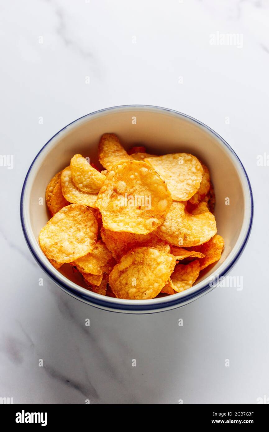Gesunde Kartoffelchips oder -Chips – FOODPIX WEISS Stockfoto