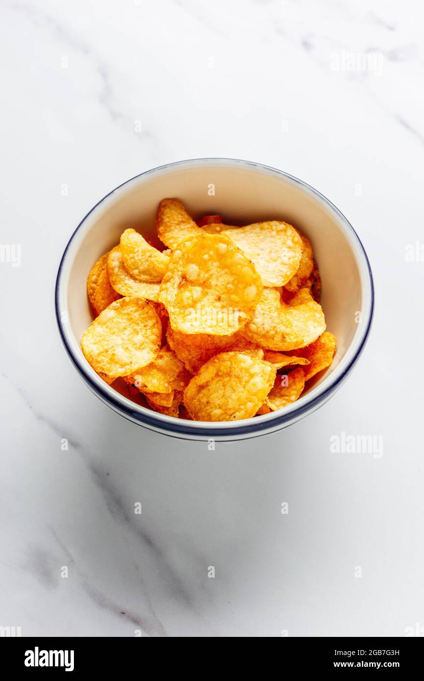 Gesunde Kartoffelchips oder -Chips – FOODPIX WEISS Stockfoto