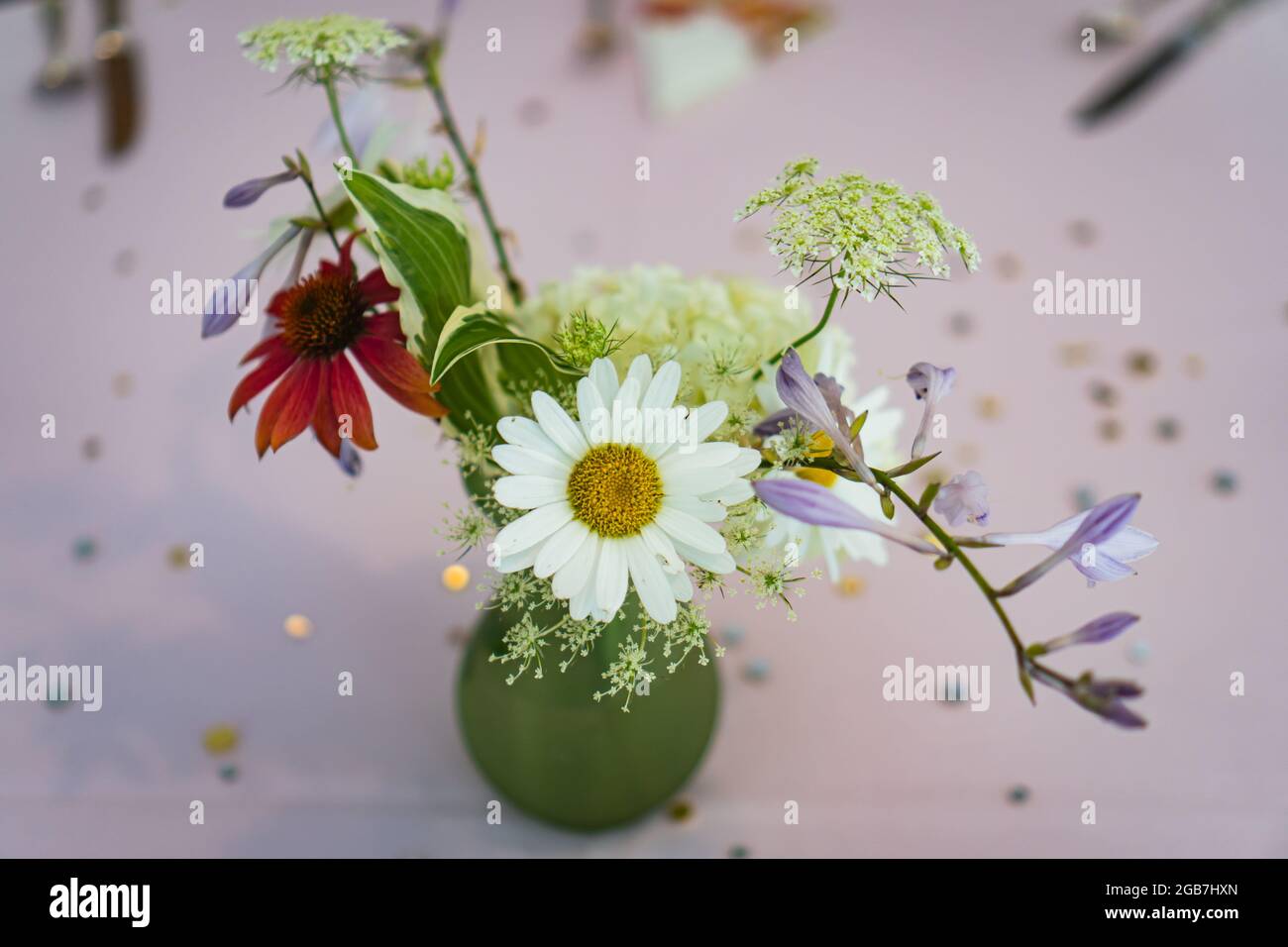 Garten und Wildblumen in Vase für Partytisch angeordnet Stockfoto