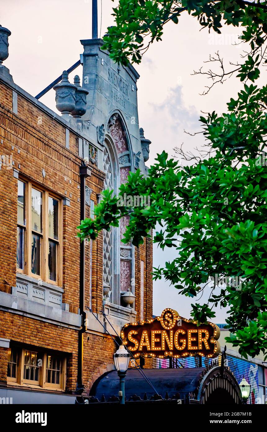 Ein beleuchtetes Schild lädt Passanten zu einer Show im Saenger Theatre am 1. August 2021 in Mobile, Alabama, ein. Das Theater wurde 1927 eröffnet, um Rezensionen zu schwärmen, Stockfoto