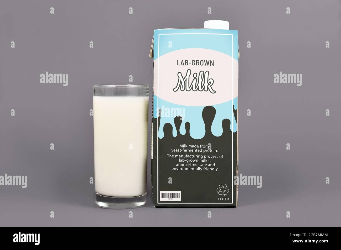 Lab Grown Milk-Konzept für die künstlich kultivierte Milchproduktion aus reproduzierten Milchproteinen mit Karton mit aufgemachtes Etikett Stockfoto