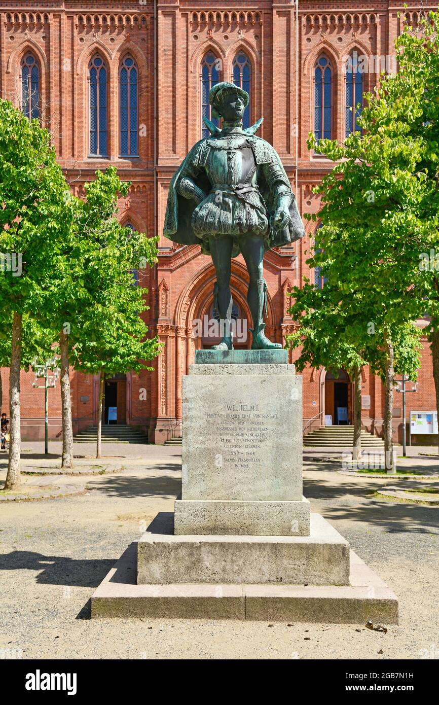 Wiesbaden, Deutschland - Juli 2020: Skulptur von Wilhelm dem Schweigenden, Graf von Nassau vor der Marktkirche Stockfoto