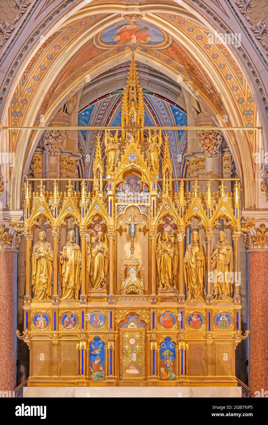 WIEN, AUSTIRA - 24. JUNI 2021: Der neugotische Altar der Votivkirche nach einem Entwurf von Joseph Gasser (19. Jh.). Stockfoto