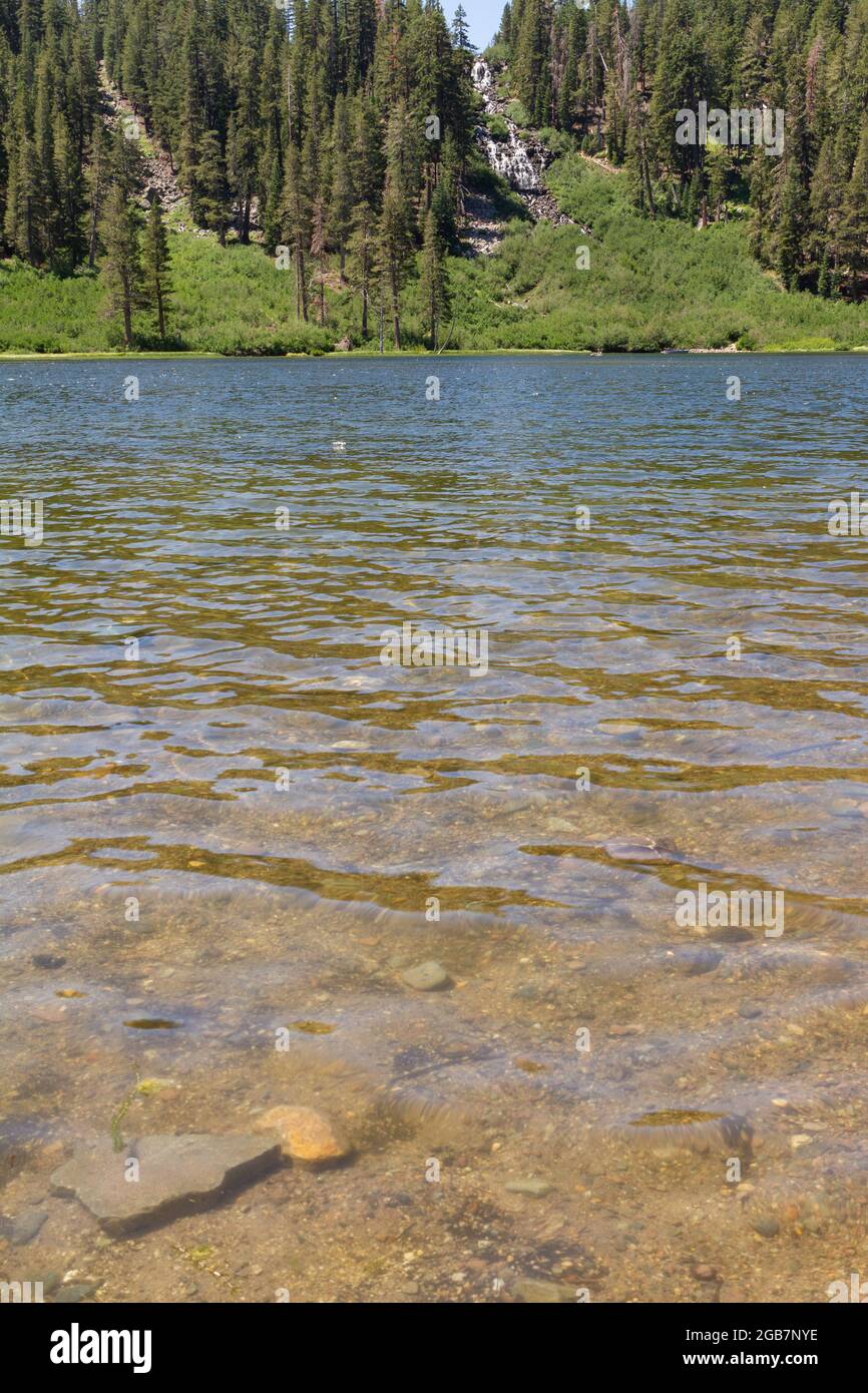 Twin Lakes mit Twin Falls in der Ferne Stockfoto