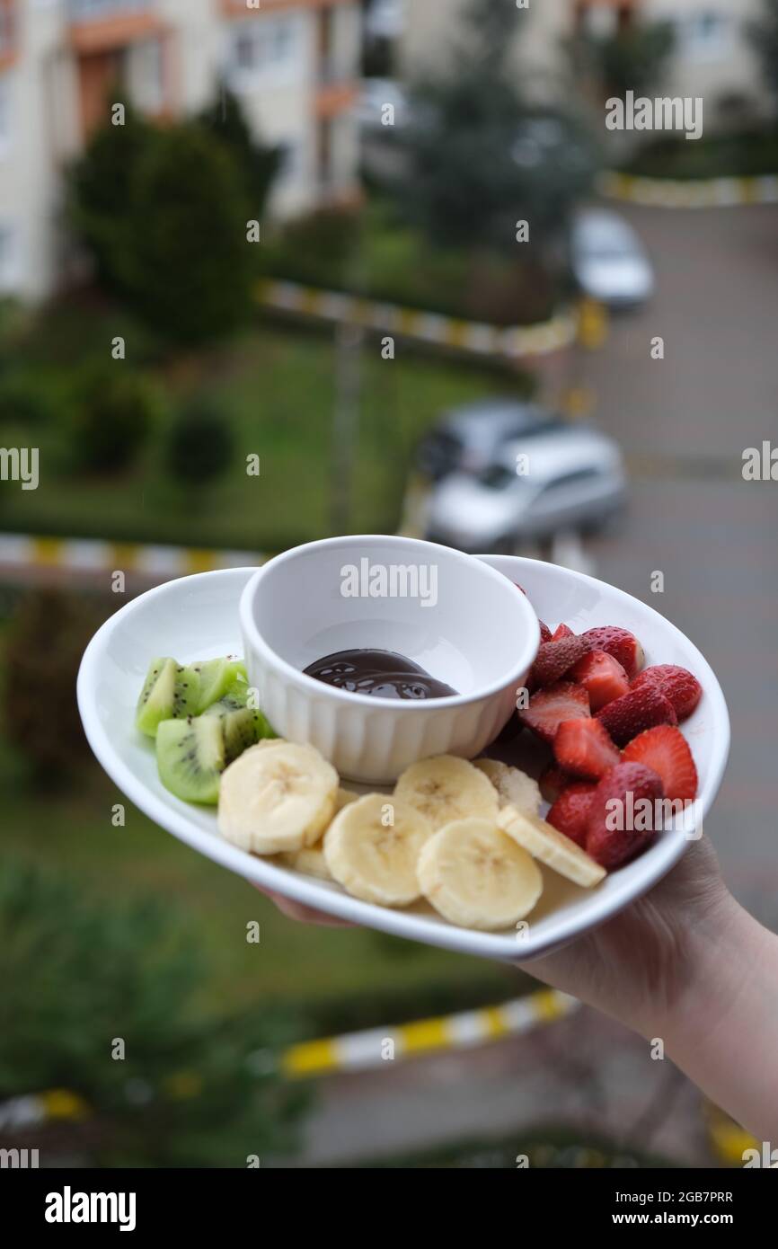 Konzept Idee von Schokolade Fondue, Frau hält Obst und Schokolade Platte Stockfoto