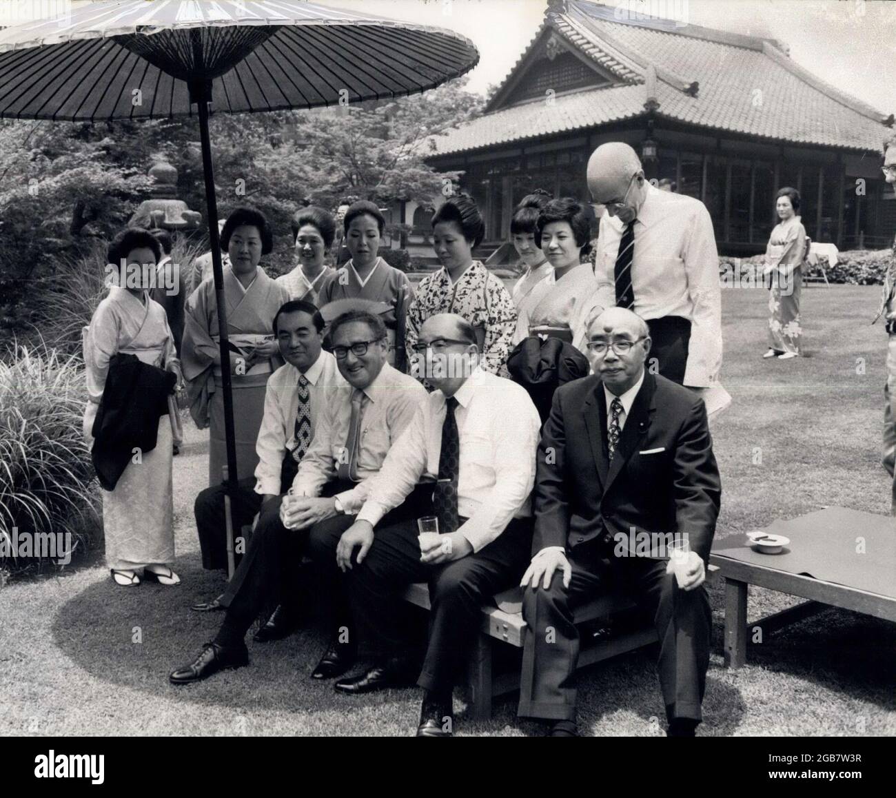 Tokio, Japan. Juni 1972. Dr. HENRY KISSINGER, dritter von rechts, mit (von links nach rechts) YASUHIRO NAKASONE, dem Vorsitzenden des Exekutivrats der Liberaldemokratischen Partei, Kissinger, ZENTARO KOSAKA, dem Vorsitzenden des Policy Affairs Research Council der Partei, und Finanzminister MIKIO MIZUTA im Hanntaen Restaurant, Tokio. Kredit: Keystone Presseagentur/ZUMA Wire/Alamy Live Nachrichten Stockfoto