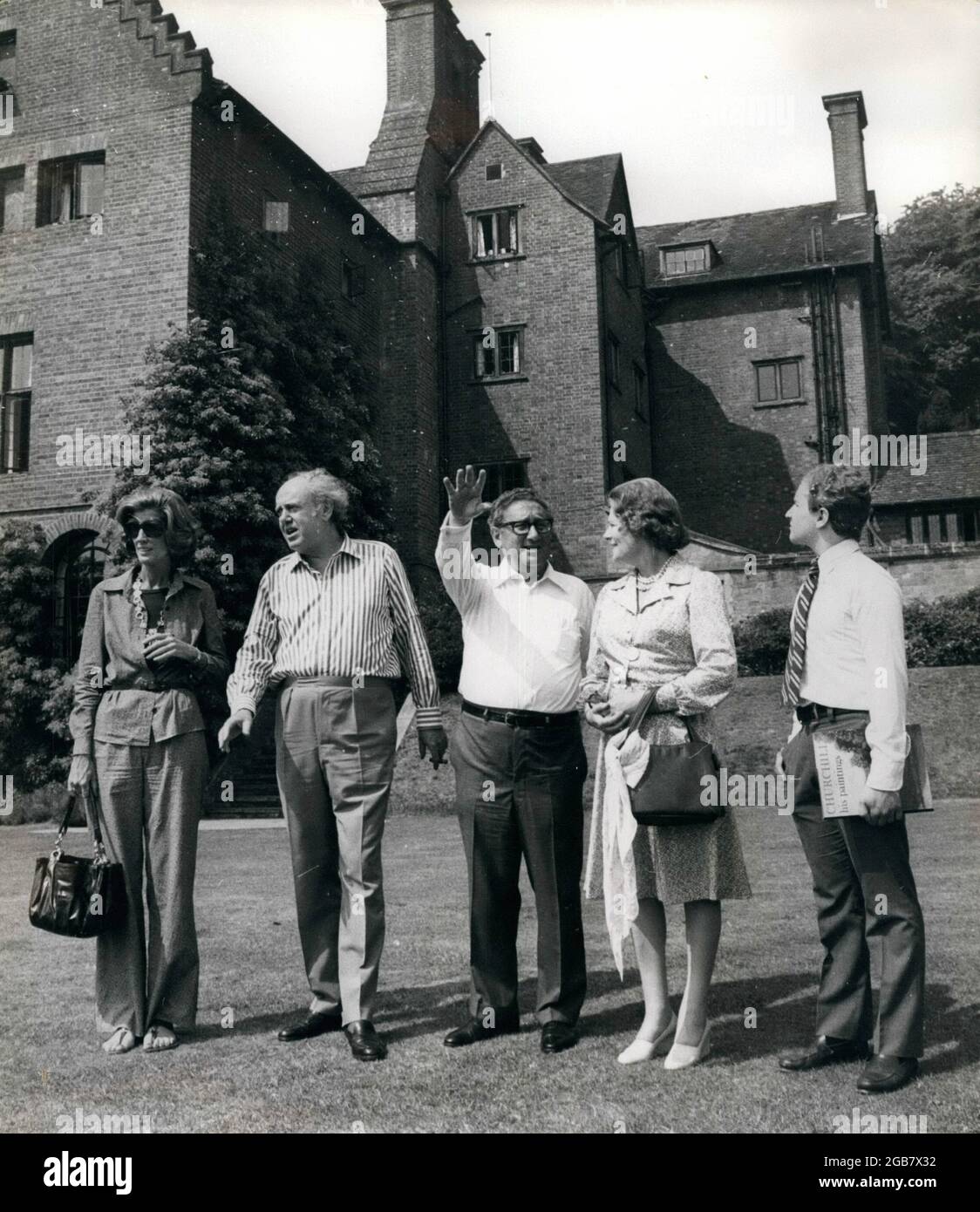 Westerham, England, Großbritannien. Juni 1976. US-Außenminister Dr. HENRY KISSINGER, Mitte, der sich an diesem Morgen auf einem kurzen Besuch in London aufhielt, fuhr mit dem Hubschrauber nach Chartwell, dem Westerham, Kent, dem Heim des verstorbenen Premierministers Churchill. Dr. Kissinger wurde von seiner zweiten Frau, NANCY, links, und seinem 15-jährigen Sohn, DAVID, rechts, begleitet. Die Kissinger-Familie spricht mit LADY SOAMES (MARY CHURCHILL), zweiter von rechts, und Sir CHRISTOPHER SOAMES, zweiter von links, auf dem Gelände von Chartwell. Kredit: Keystone Presseagentur/ZUMA Wire/Alamy Live Nachrichten Stockfoto