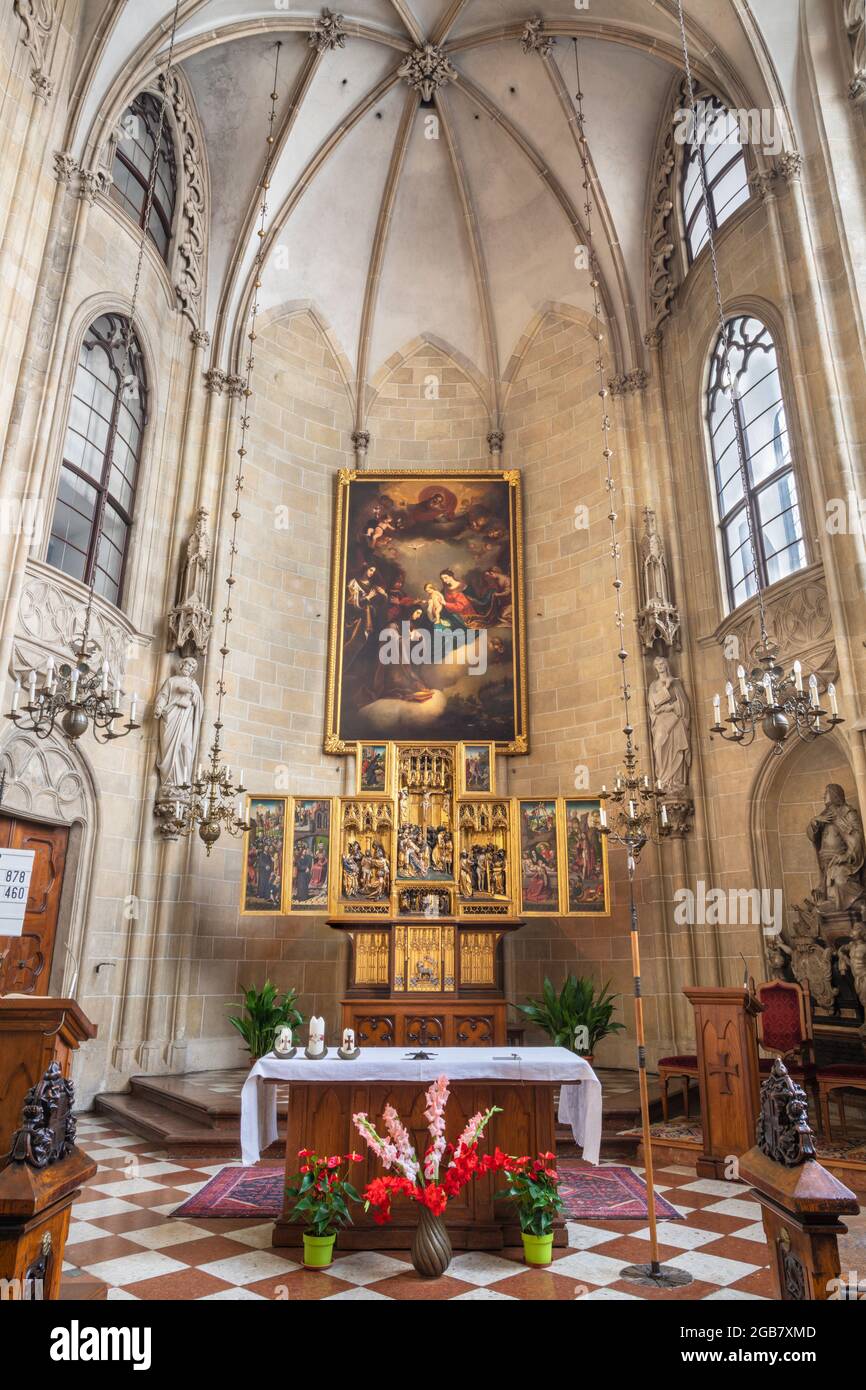 WIEN, ÖSTERREICH - 5. JULI 2021: Das Presbyterium der Deutschordenkirche mit dem flämischen Flügeltriptychon Stockfoto