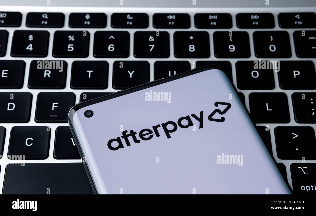 AfterPay-Firmenlogo auf dem Smartphone auf der Tastatur. Jetzt kaufen später zahlen Unternehmen. Stafford, Großbritannien, 2. August 2021. Stockfoto