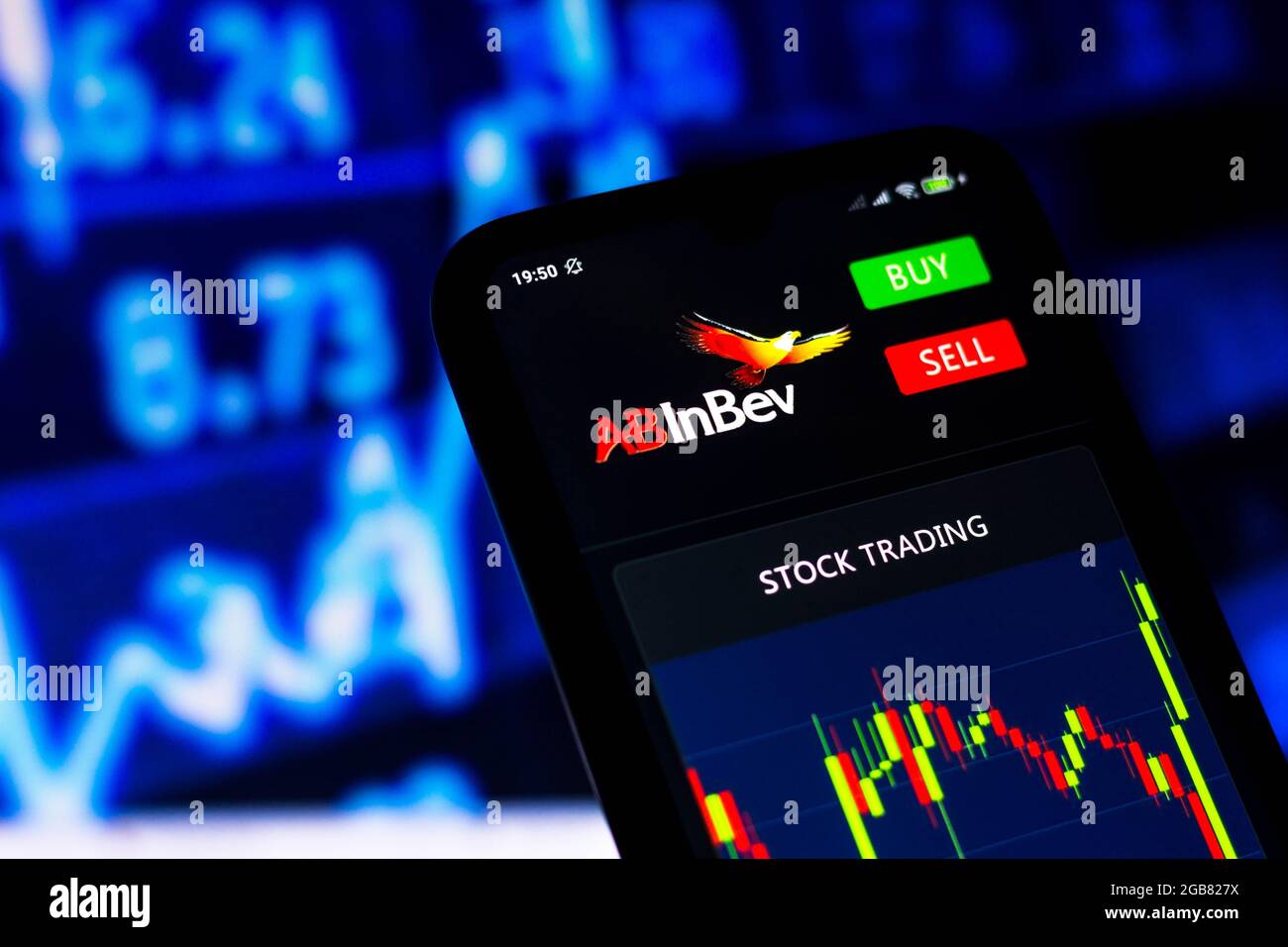 Brasilien. August 2021. In dieser Abbildung sehen Sie den Aktienhandelsgraphen von Anheuser-Busch InBev auf einem Smartphone-Bildschirm. (Bild: © Rafael Henrique/SOPA Images via ZUMA Press Wire) Stockfoto