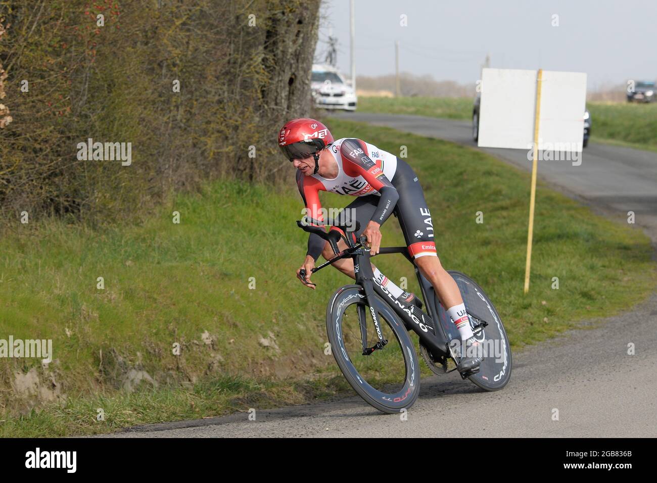 Gien, Frankreich. März 2021. Brandon McNulty (UAE Team Emirates) beim Einzelzeitfahren in Aktion gesehen vom 07. Bis 14. März 2021 fand das 79. Radrennen Paris-Nizza 2021 statt. Die dritte Etappe bestand aus einem 14.4 km langen Einzelzeitfahren rund um die Stadt Gien und fand am 09. März 2021 statt.Etappensieger ist der Schweizer Stefan Bissegger vom Team EF Nippo. Gesamtsieger des Rennens ist Maximilian Schachmann (Team Bora-Hansgrohe). (Foto: Laurent Coust/SOPA Images/Sipa USA) Quelle: SIPA USA/Alamy Live News Stockfoto