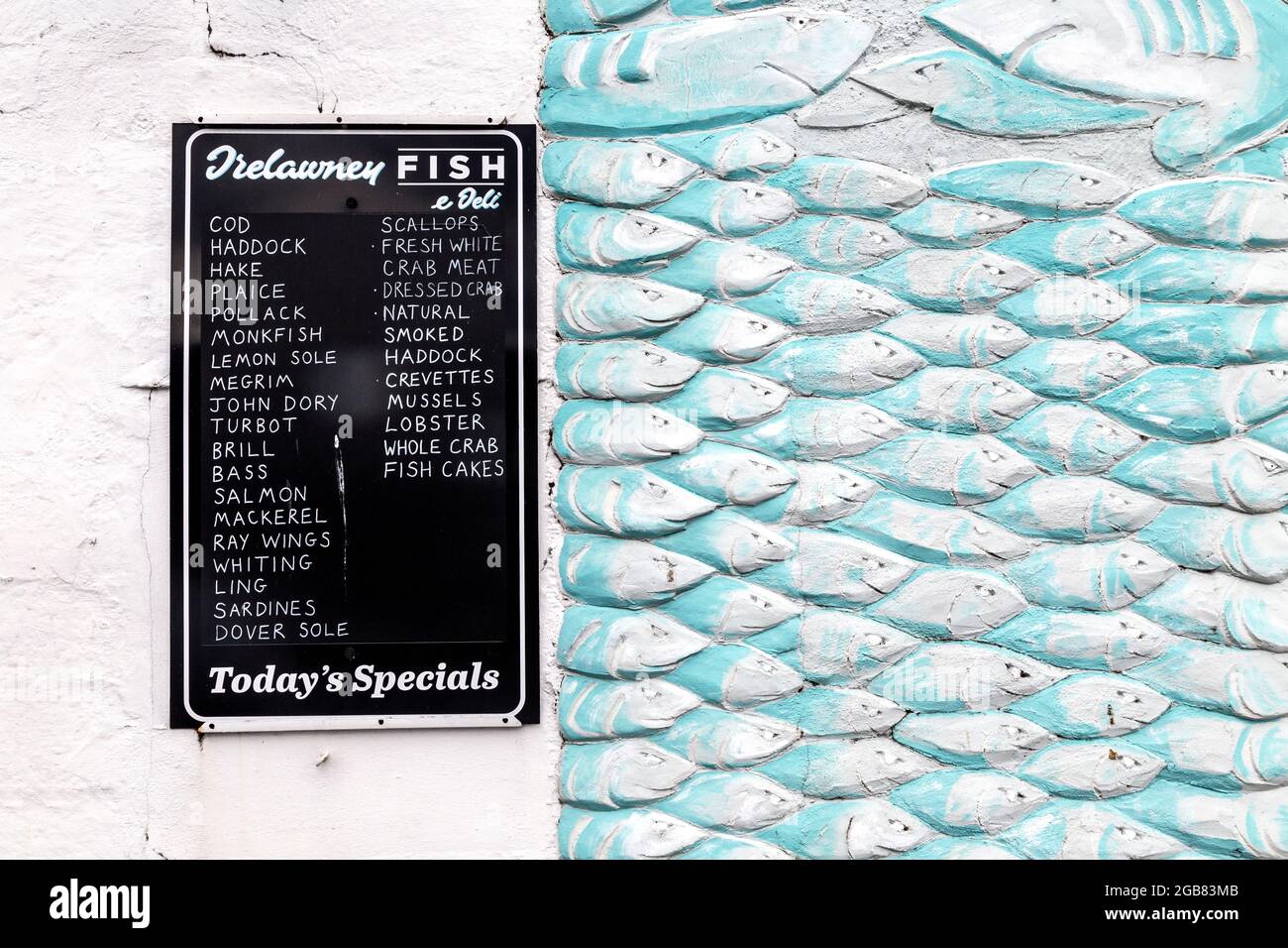 Speisekarte im Trelawney Fish - Fischgeschäft und Delikatessengeschäft mit Blick auf Newlyn Harbour, Cornwall, Großbritannien Stockfoto