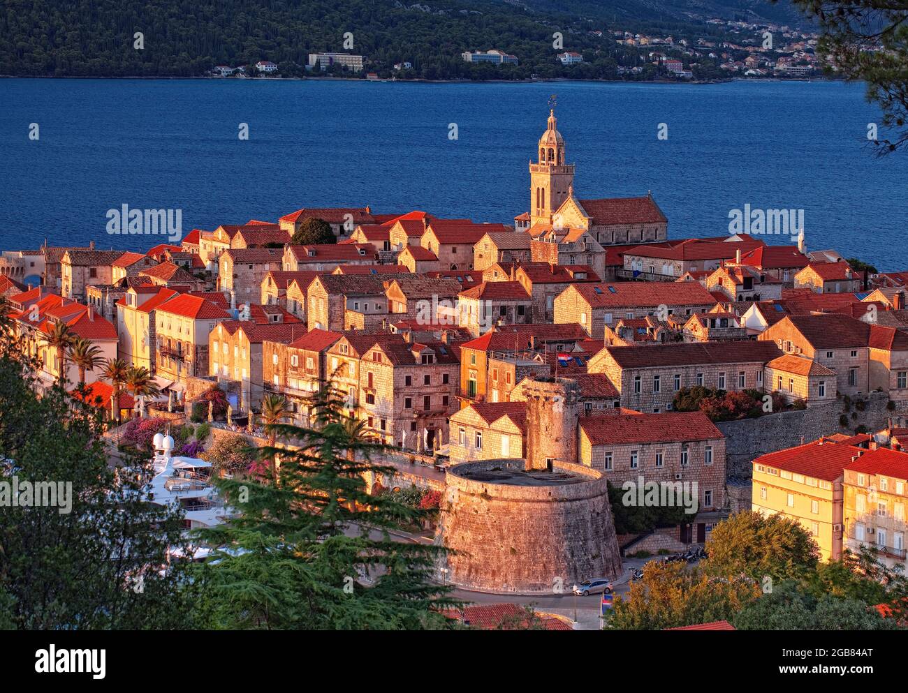 Alte kroatische Stadt Korcula bei Sonnenuntergang Stockfoto