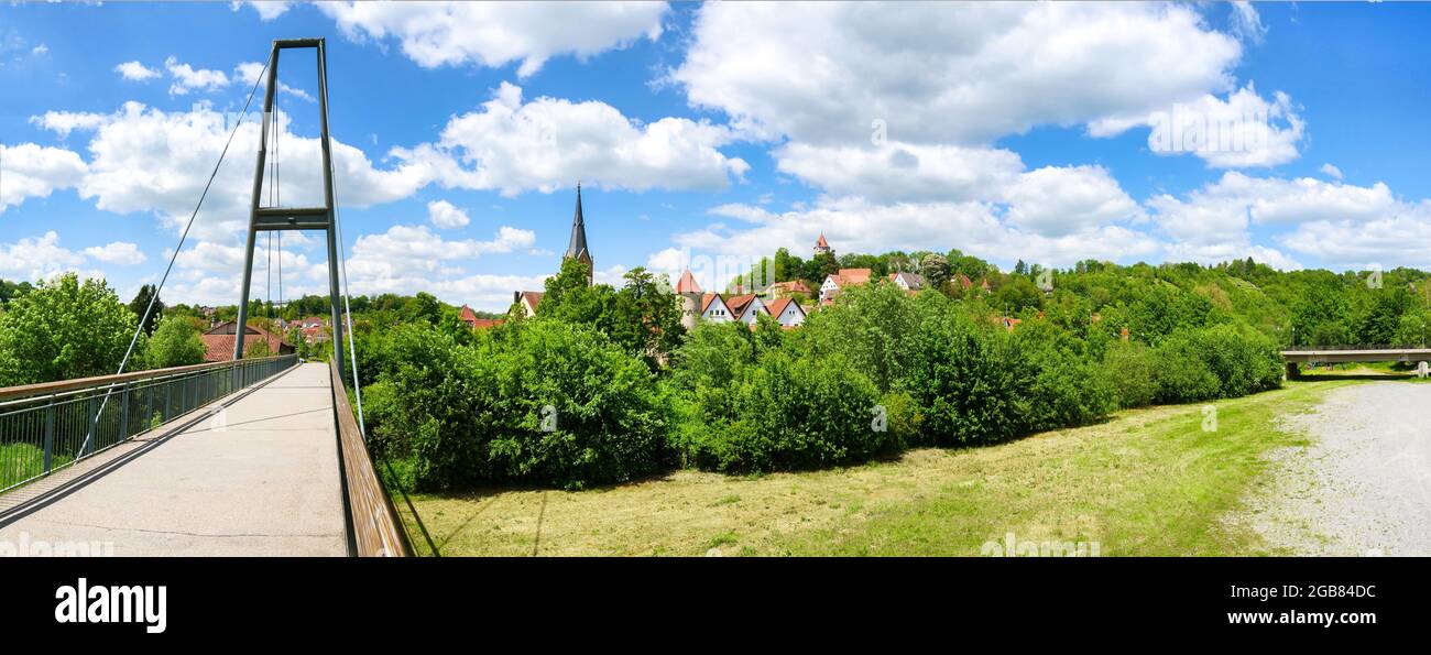 Möckmühl, Brücke und Panoramablick auf die Stadt Stockfoto