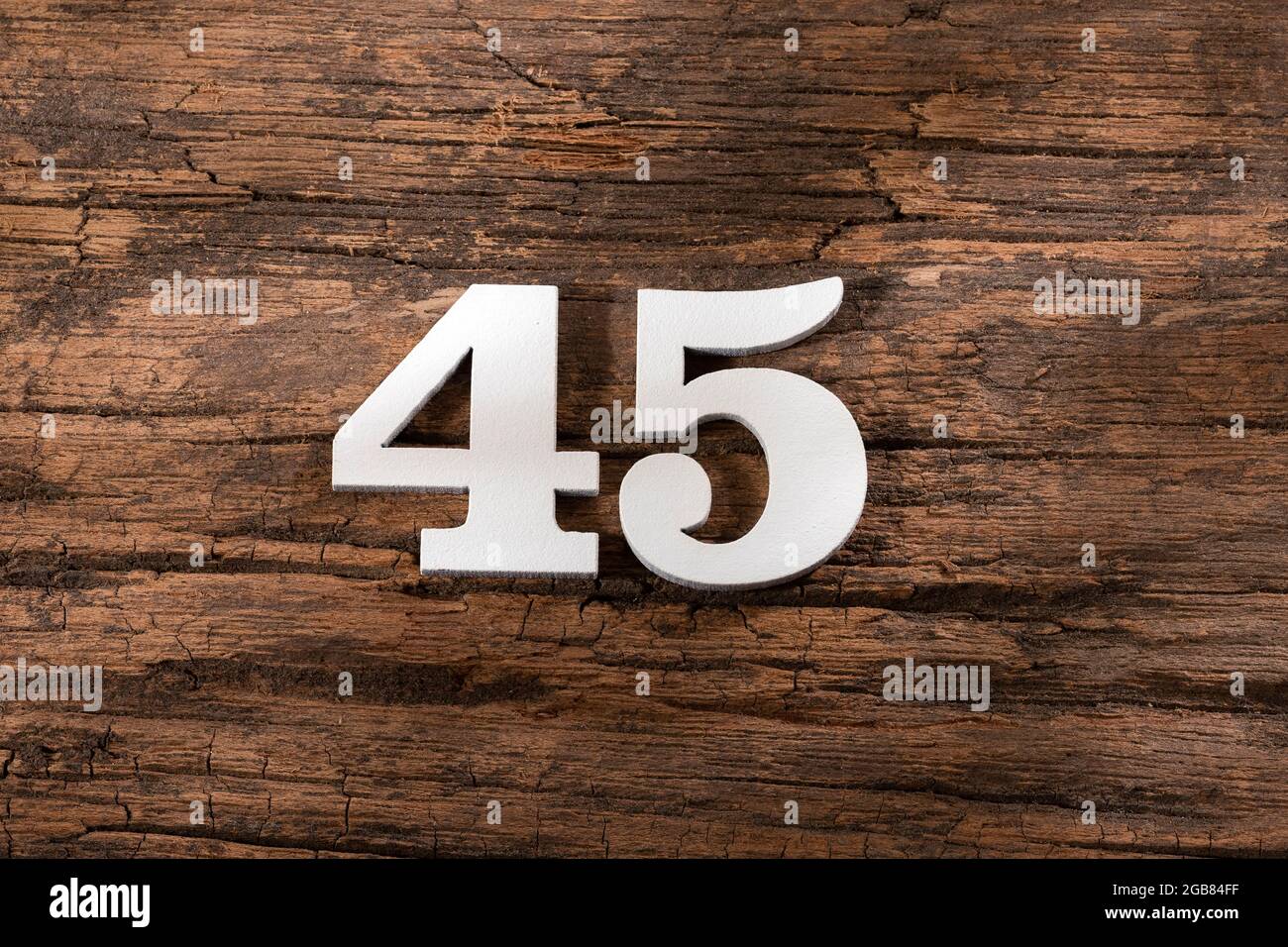 Forty Five 45 - Weiße Holznummer auf rustikalem Hintergrund Stockfoto
